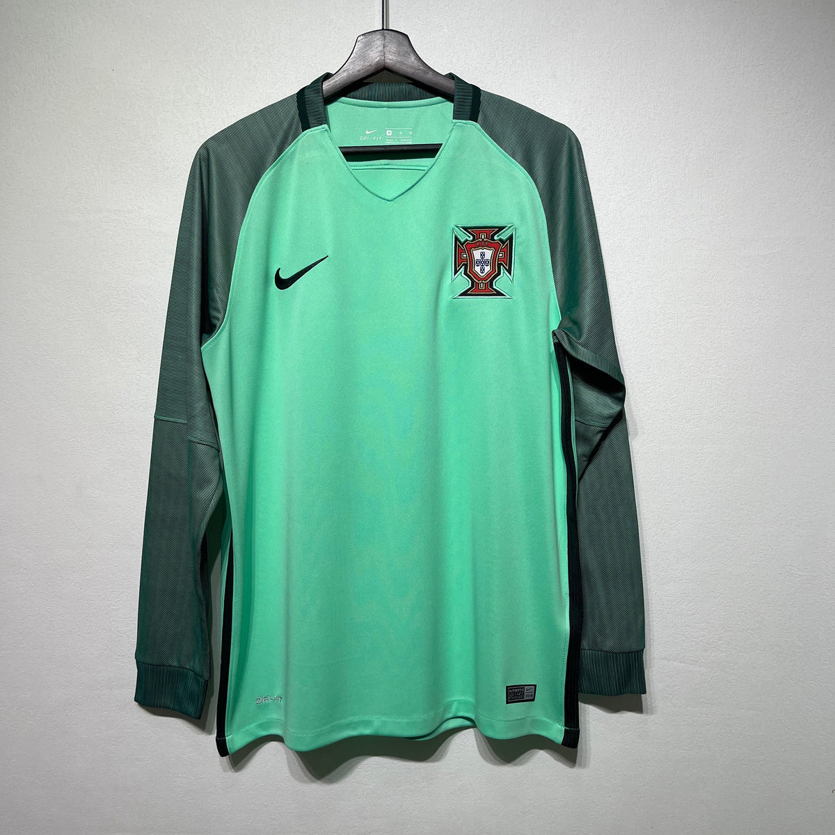 Maillot-Portugal-Manches-Longues-Retro-Vintage-2016-Exterieur-Homme-1