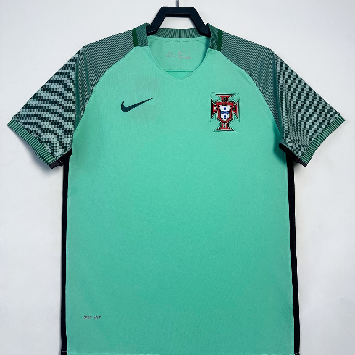 Maillot-Portugal-Retro-Vintage-2016-Exterieur-Homme-1