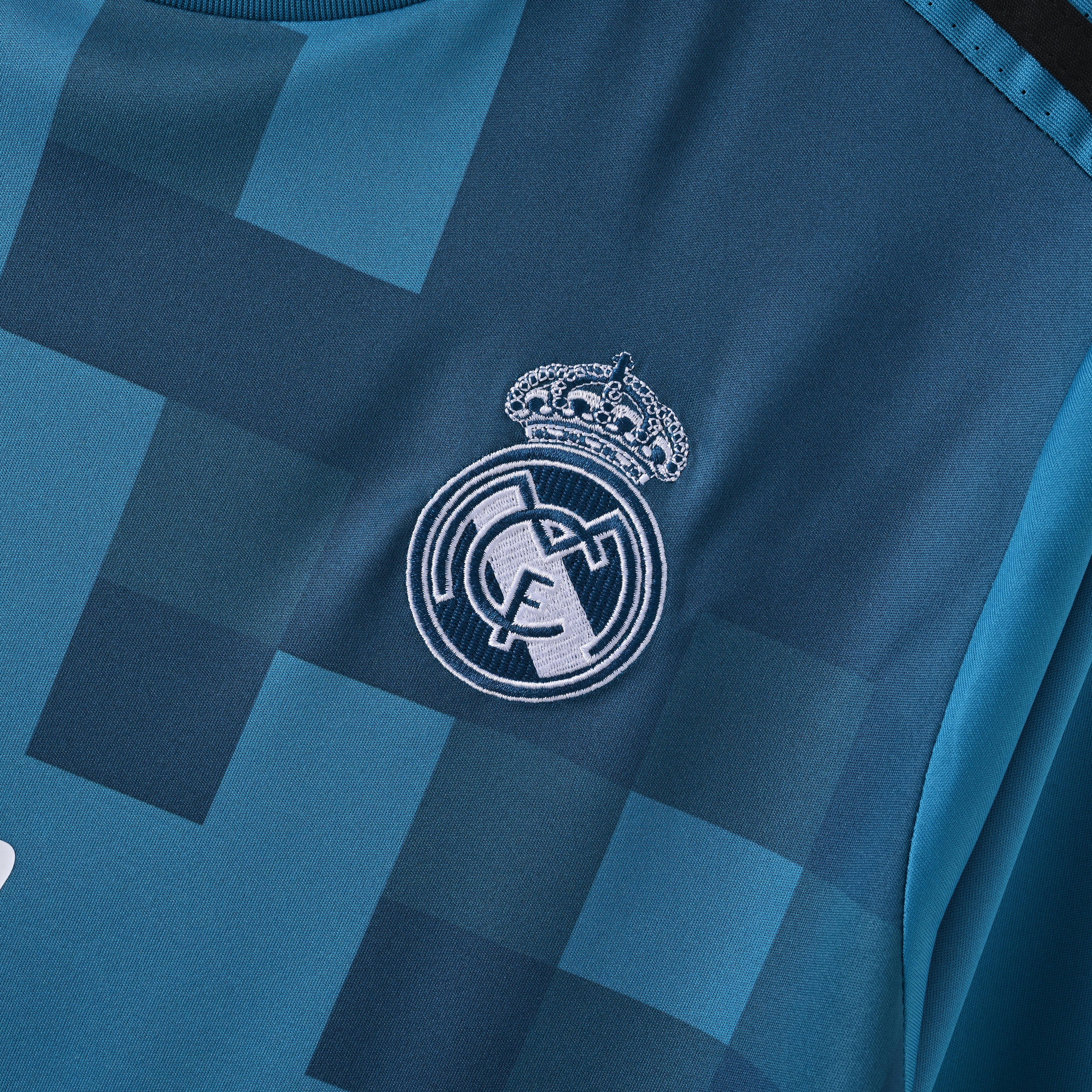 maillot-manches-lounges-real-madrid-2017-2018-exterieur-vintage-retro-3