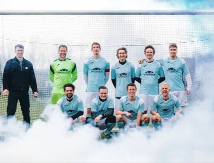 Crea tus propias camisetas de fútbol personalizadas para tu equipo.