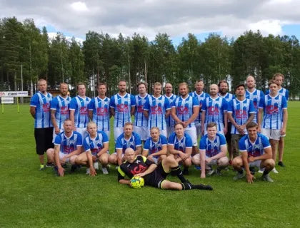 Crea tus propias camisetas de fútbol personalizadas para tu equipo.