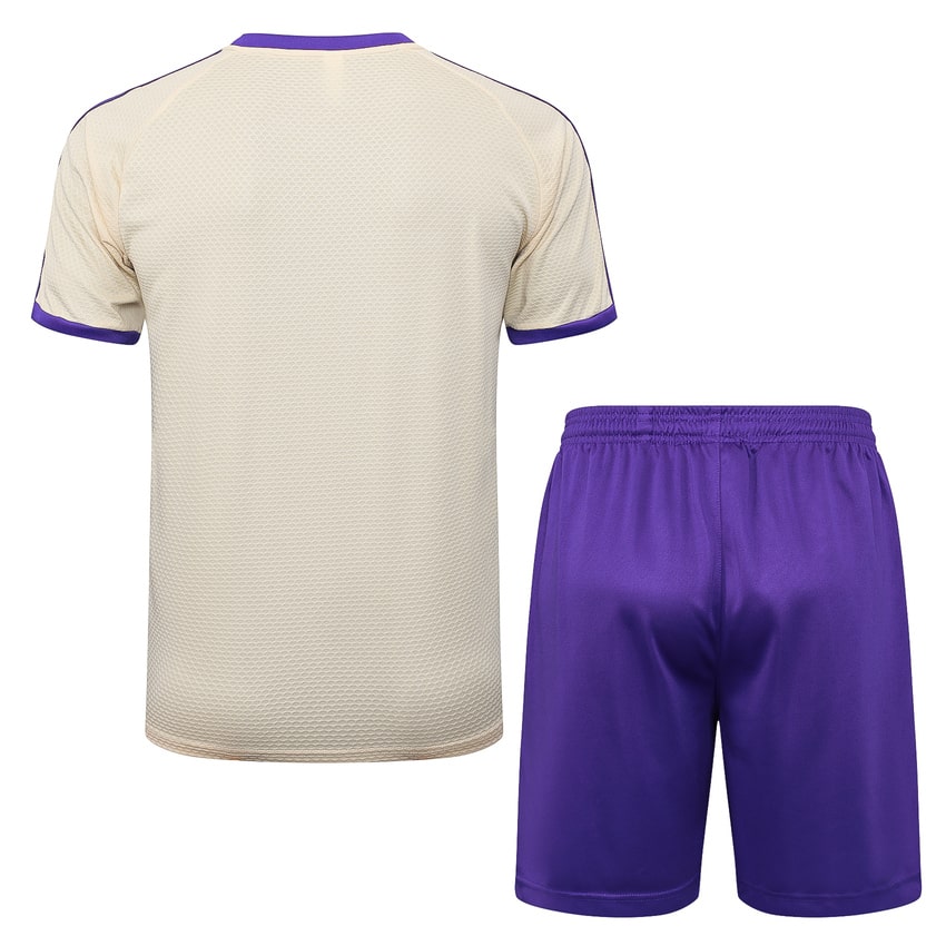 Conjunto de camiseta y pantalón corto beige y morado del Real Madrid 2025-2026 para hombre | Fútbol
