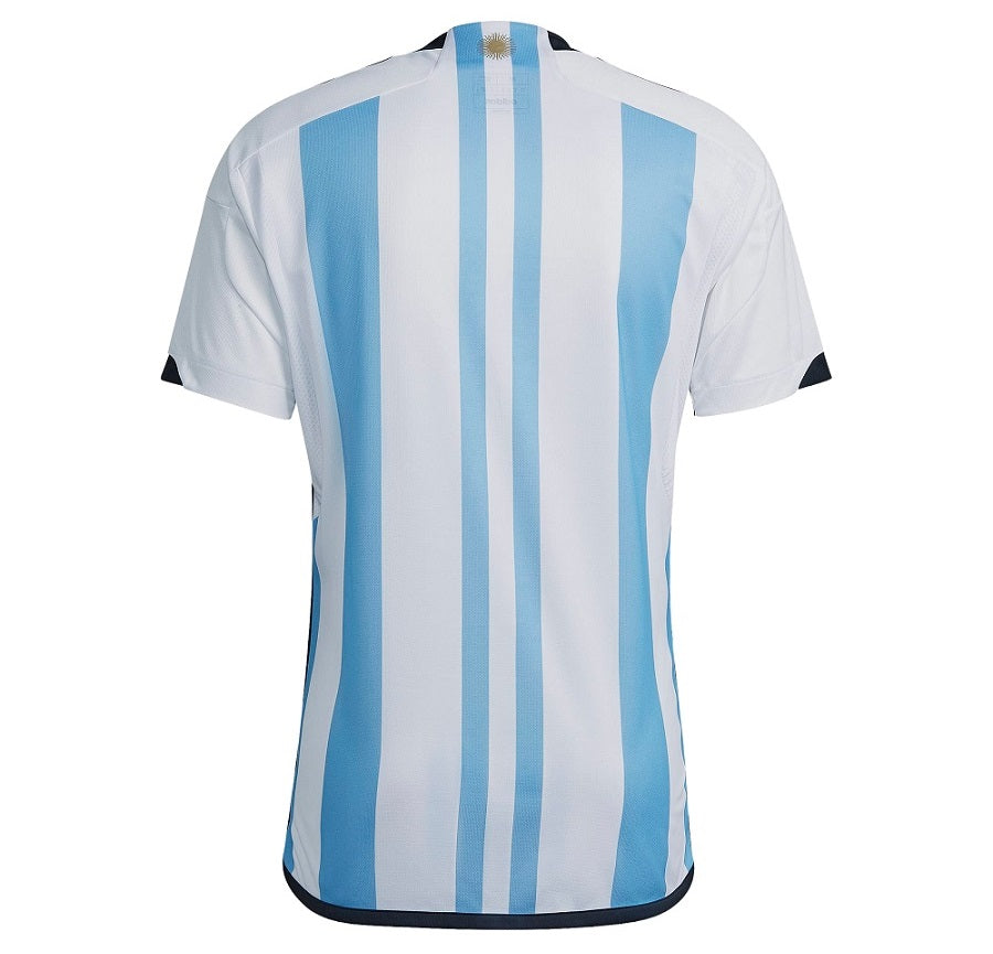 Mondial : Les Argentins se ruent sur le nouveau maillot « trois étoiles » de l'Albiceleste Mondial : Les Argentins se ruent sur le nouveau maillot « trois étoiles » de l'Albiceleste