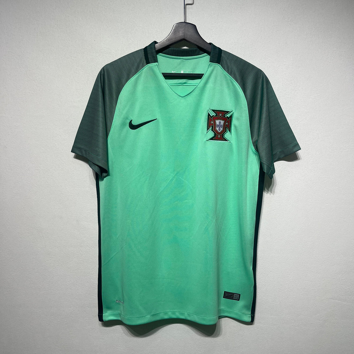 Maillot-Portugal-Retro-Vintage-2016-Exterieur-Homme-1