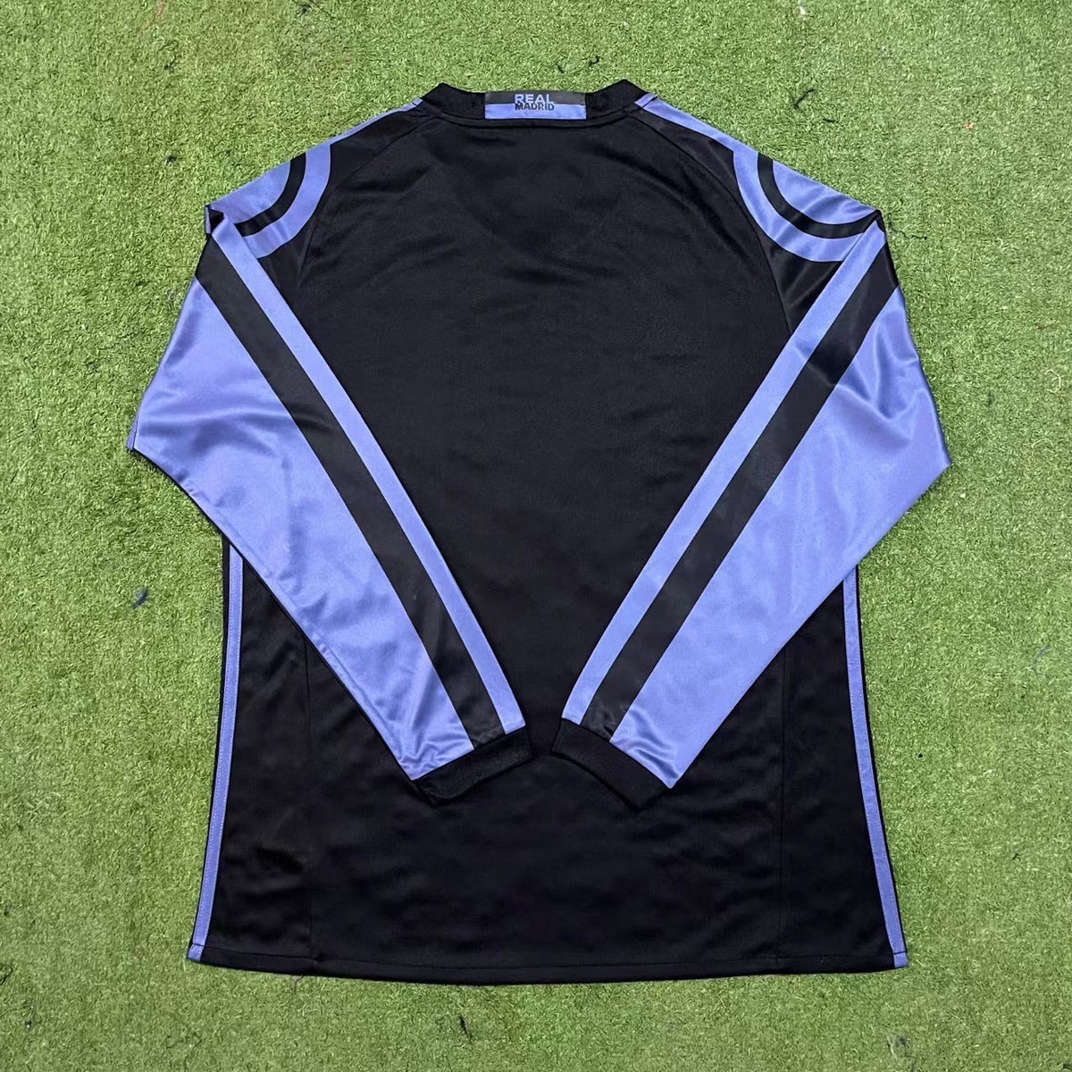 Maillot-Real-Madrid-Manches-Longues-Retro-Vintage-2016-2017-Third-Homme-2