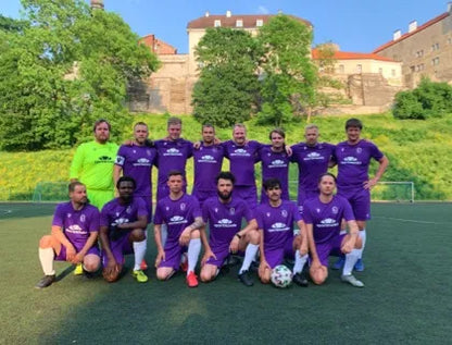 Crea tus propias camisetas de fútbol personalizadas para tu equipo.