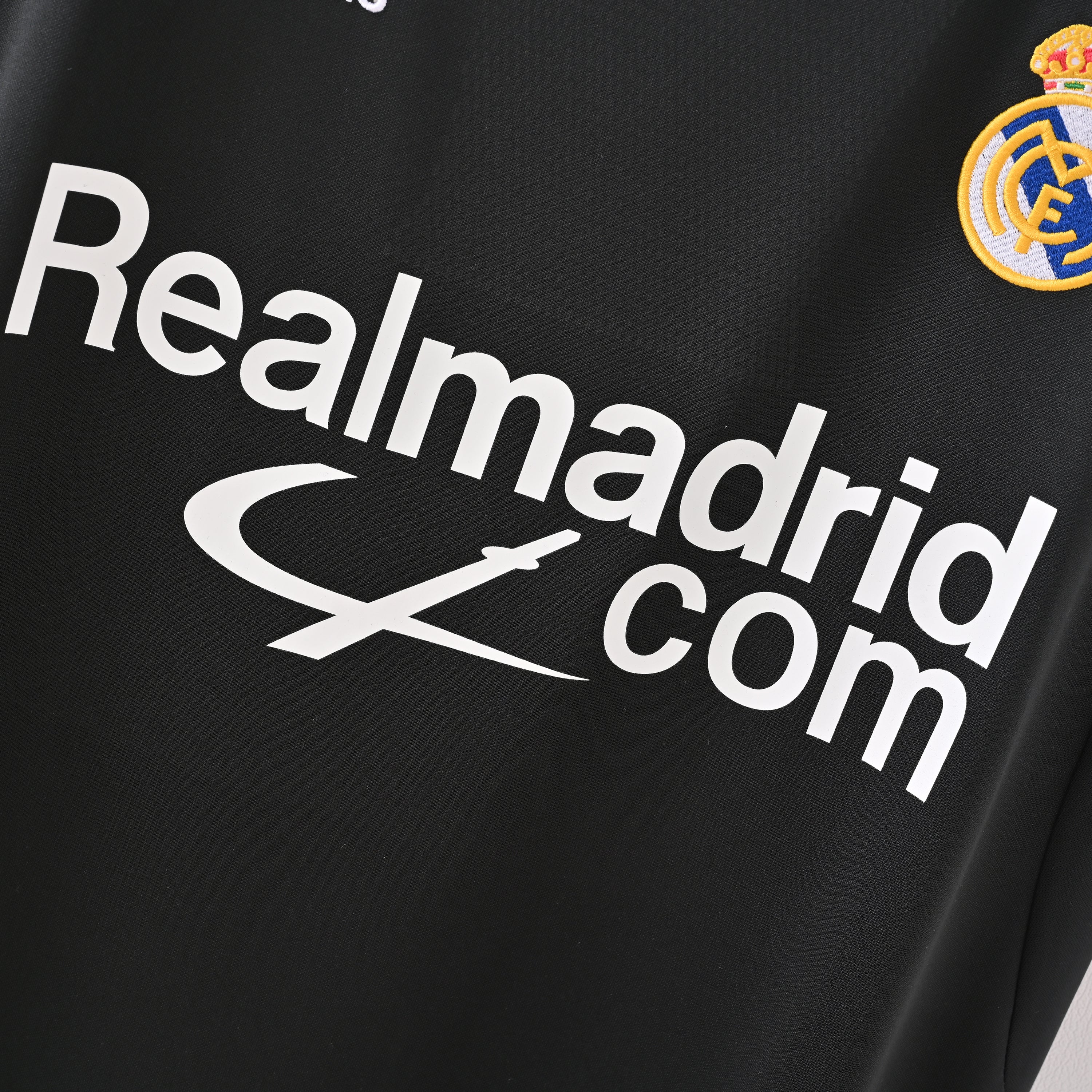 maillot-real-madrid-2001-2002-exterieur-vintage-retro-3_f8ea61d9-03d4-4d82-a165-ea4abab97399